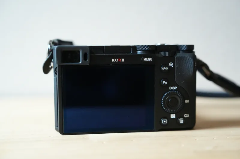 カメラの液晶フィルムはガラスより非ガラスがいい理由【RX1R IIIで実証】